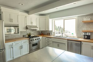 Fridge, microwave, oven, stovetop - Mervue Estate - Luxury ocean view on 60 acres (Gold Beach)