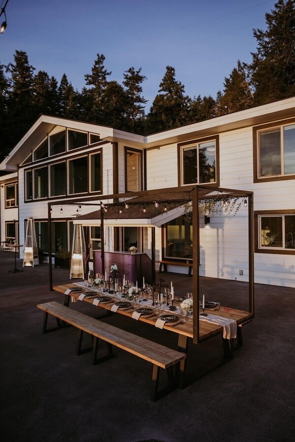 Outdoor dining - Mervue Estate - Luxury ocean view on 60 acres (Gold Beach)