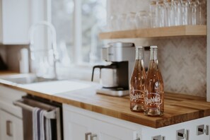 Cafetière/bouilloire, réfrigérateur, micro-ondes, four