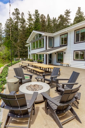 Outdoor dining - Mervue Estate - Luxury ocean view on 60 acres (Gold Beach)