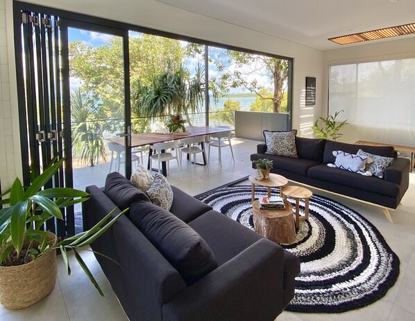 Smart TV, books - Sunny’s hideout (MacLeay Island)