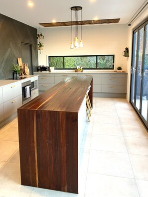 Fridge, microwave, oven, dishwasher - Sunny’s hideout (MacLeay Island)