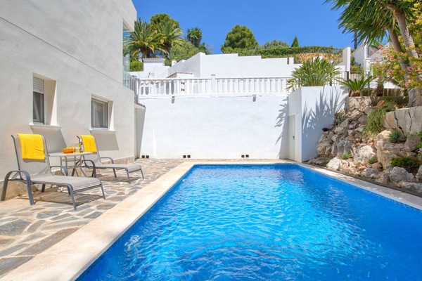 L'Eau, Plante, Propriété, Ciel, Piscine, Bâtiment, Bleu, Bleu Azur, Arbre, Chaise