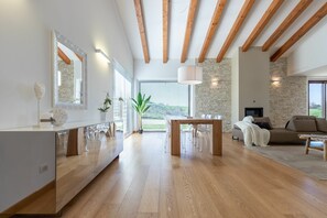 Télévision, cheminée, lecteur de DVD, chaîne hi-fi