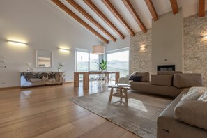 TV, peis, DVD-spiller og stereoanlegg