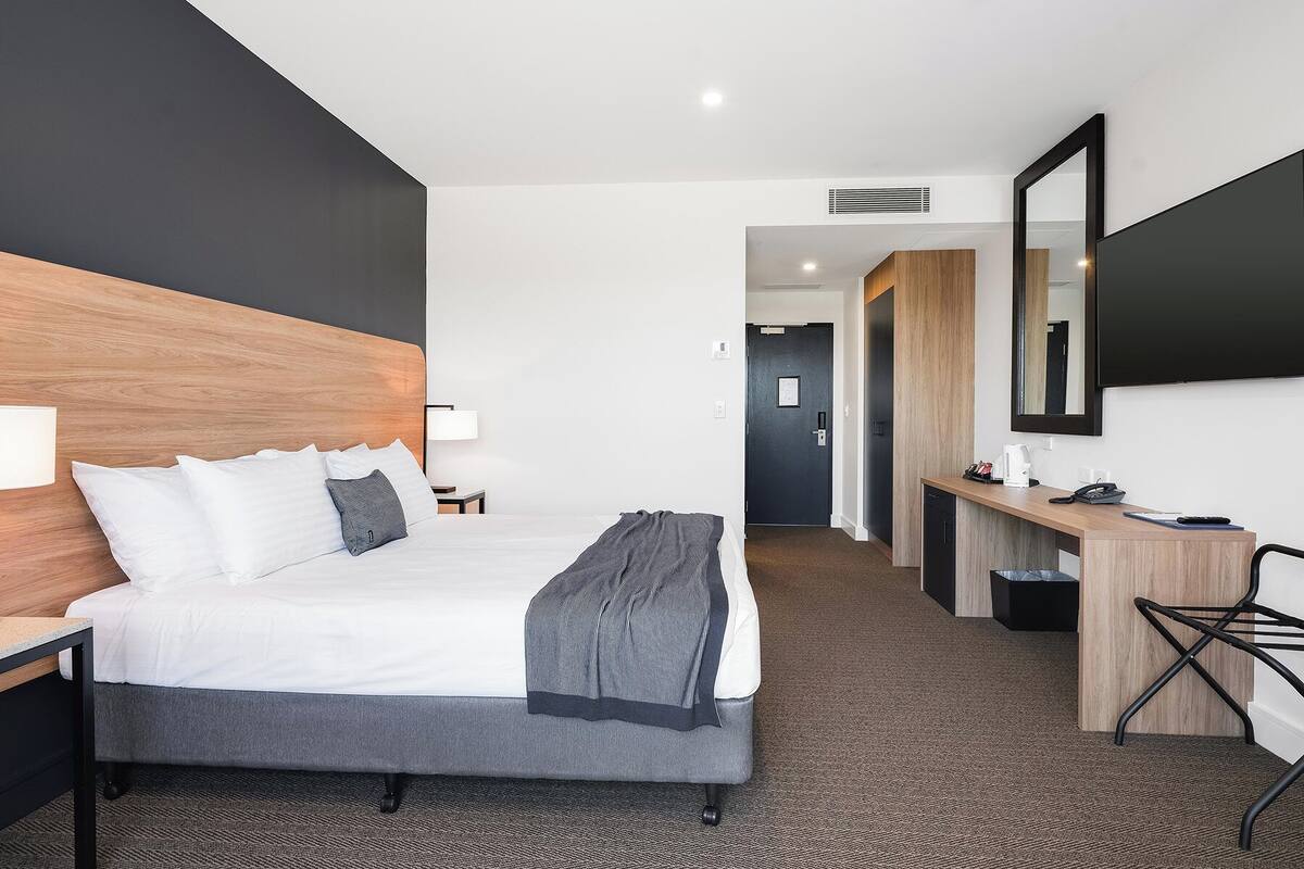 Executive Room, 1 King Bed | 1 bedroom, minibar, in-room safe, desk