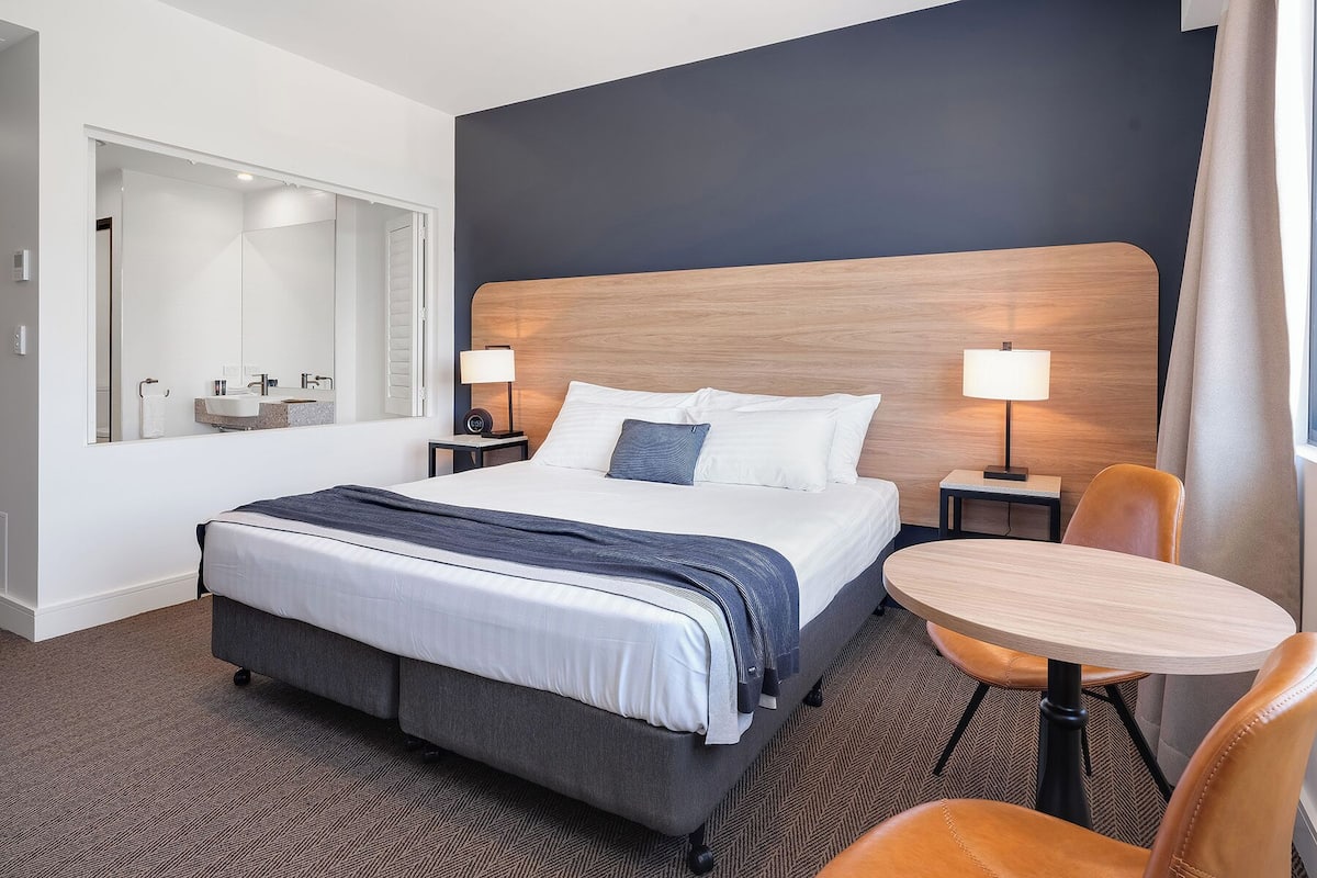 Deluxe Room, 1 Katil Raja (King), Ensuite | 1 bilik tidur, bar mini, peti besi dalam bilik