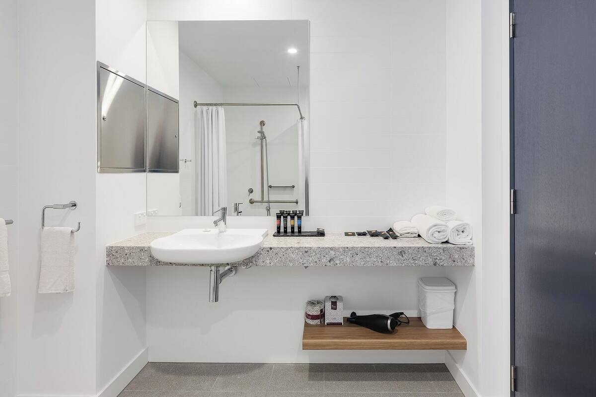 Executive Room, 1 King Bed, Accessible | Bathroom | Towels
