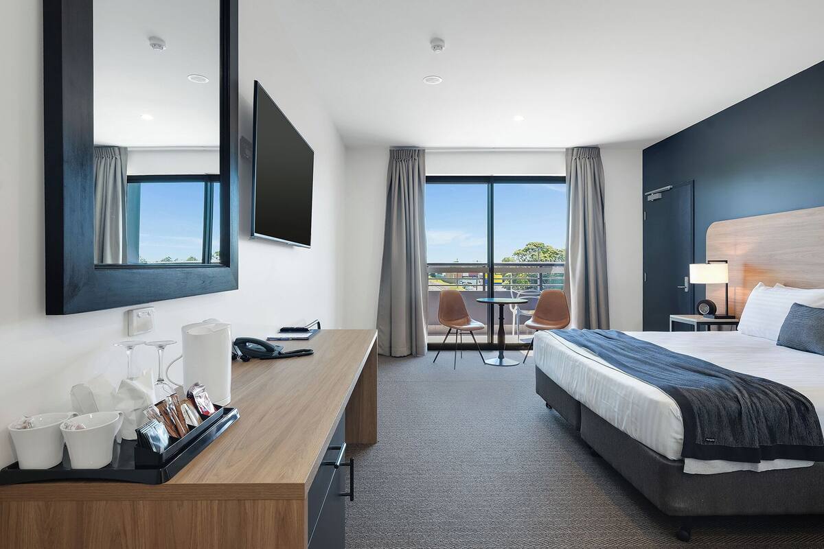 Executive Room, 1 King Bed, Balcony | 1 bedroom, minibar, in-room safe, desk