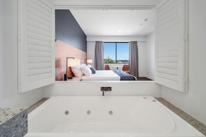 Quarto luxo, 1 cama King, suíte | Banheiro | Toalhas de banho 