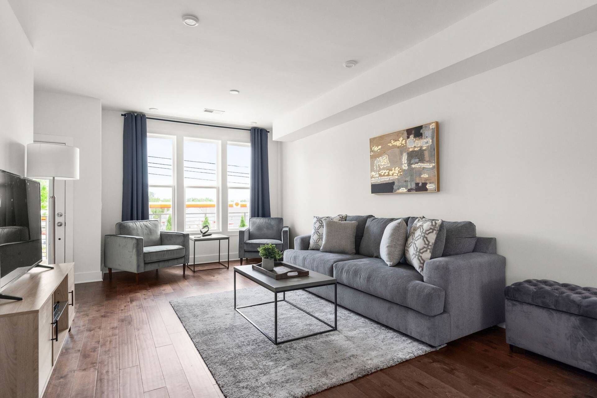 Creative 20 ~ Condo w\/ Private Rooftop ~ 12 Minutes Downtown & Broadway ~ Fast WiFi ~ Free Parking