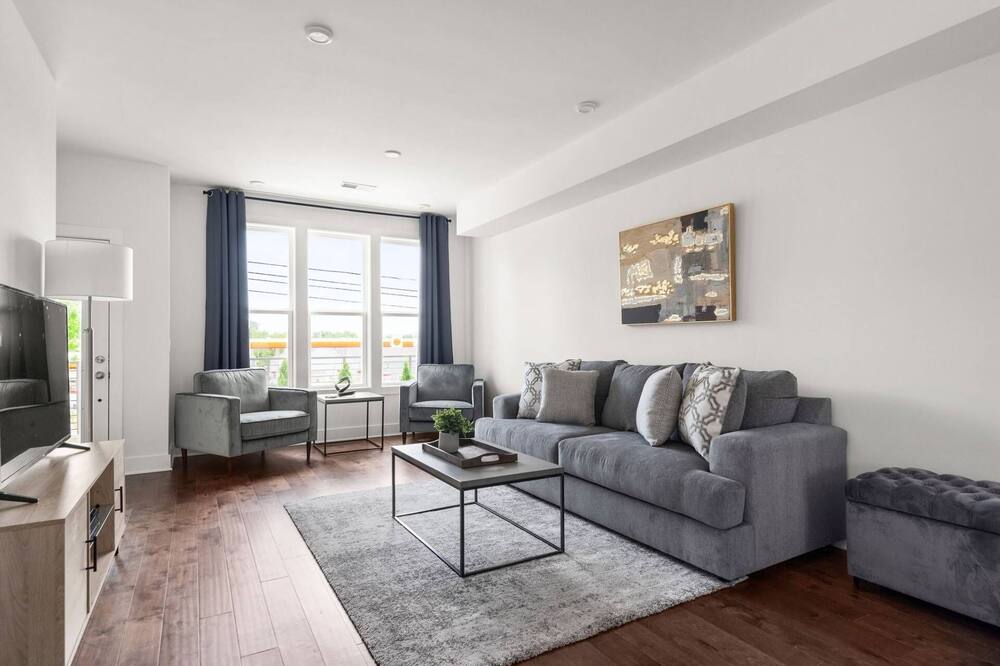 Creative 20 ~ Condo w\/ Private Rooftop ~ 12 Minutes Downtown & Broadway ~ Fast WiFi ~ Free Parking
