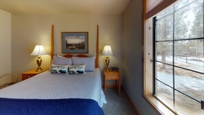 3 bedrooms, Internet, bed sheets - Rustic Ranch Cabin with A/C, BBQ & Private Hot Tub (Sunriver)