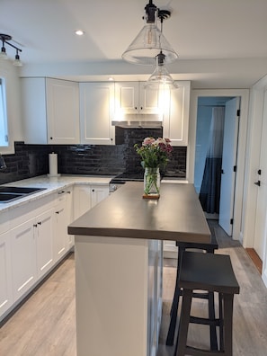 Réfrigérateur, four à micro-ondes, un four, surface de cuisson