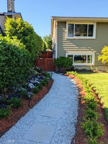 Cozy and quiet one bedroom suite walking distance to the ocean.
