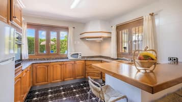 Køleskab, mikrobølgeovn, ovn, kogeplade