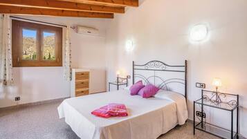 3 slaapkamers, een strijkplank/strijkijzer, gratis wifi, beddengoed