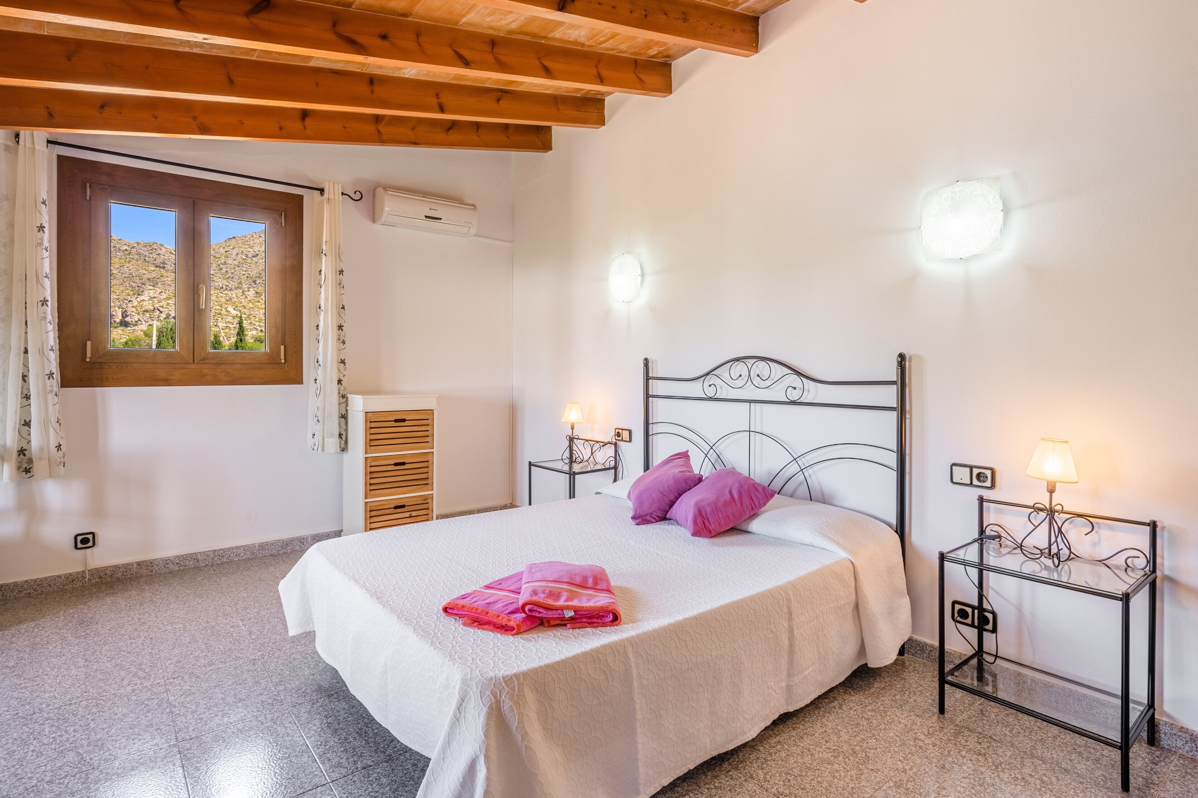 3 slaapkamers, een strijkplank/strijkijzer, gratis wifi, beddengoed