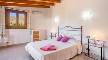 3 slaapkamers, een strijkplank/strijkijzer, gratis wifi, beddengoed