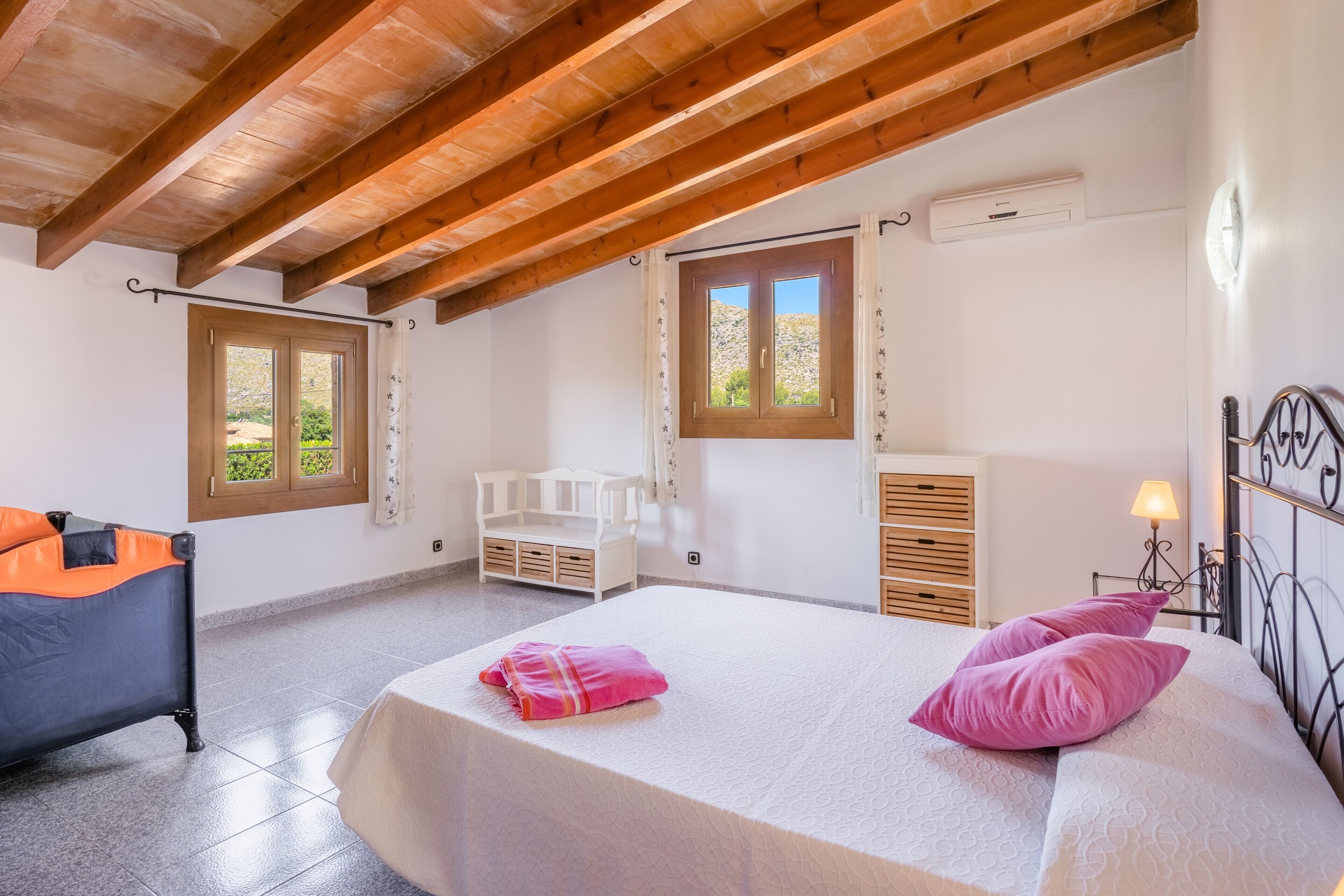 3 slaapkamers, een strijkplank/strijkijzer, gratis wifi, beddengoed