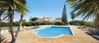 Charming Apartment “Navegador” close to the Beach with Pool, Terrace & Garden