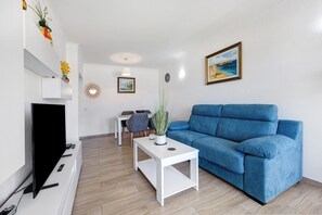 TV - Charming Apartment “Navegador” close to the Beach with Pool, Terrace & Garden (Sagres)