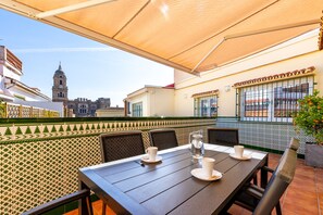 Outdoor dining - Holiday Apartment “Maravilloso Ático en Pleno Centro” with City View (Málaga)