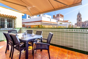 Outdoor dining - Holiday Apartment “Maravilloso Ático en Pleno Centro” with City View (Málaga)