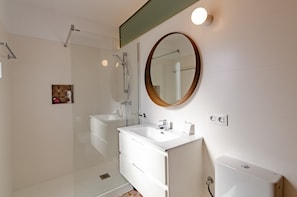 Douche, sèche-cheveux, serviettes fournies