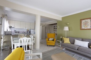 Een televisie en een open haard