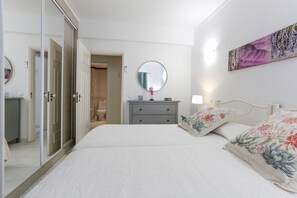 2 chambres, fer et planche à repasser, Wi-Fi gratuit, draps fournis