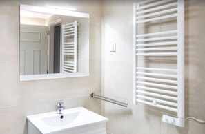 Baignoire, sèche-cheveux, serviettes fournies