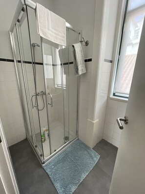 Dusche, Haartrockner, Handtücher, Seife