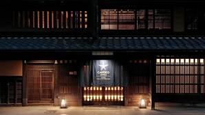 Un edificio tradicional japonés con un letrero de Candeo Hotels.