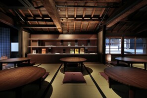 Lobby lounge - Candeo Hotels Kyoto Karasuma Rokkaku (Kyoto)