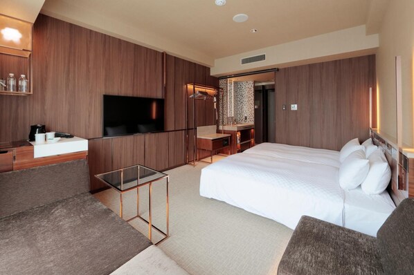 A modern hotel room with a large bed, a TV, a desk, and a seating area. - Candeo Hotels Kyoto Karasuma Rokkaku (Kyoto)