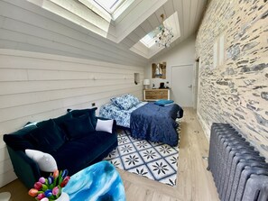 5 bedrooms, travel cot, WiFi, bed sheets