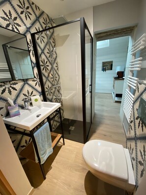 Combined shower/bathtub, towels, soap - Longère Near the Loire (la Daguenière)