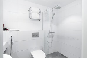 Chambre quadruple supérieure | Salle de bain | Douche, séchoir à cheveux, bidet, plancher chauffant (salle de bain)