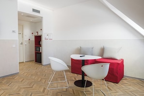 Superior Quadruple Room | Living area