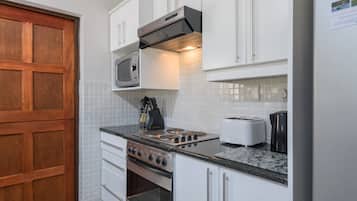 Superior Villa | Dapur peribadi | Peti sejuk/penyejuk beku saiz penuh, ketuhar gelombang mikro, ketuhar