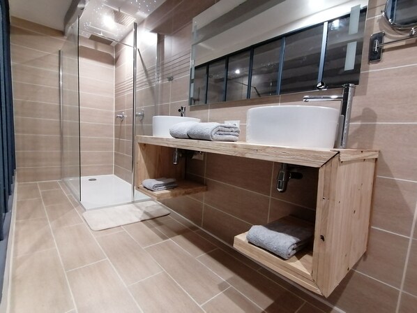 Douche, séchoir à cheveux, serviettes fournies, savon