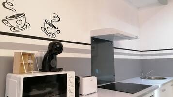 Réfrigérateur, micro-ondes, four, plaque de cuisson