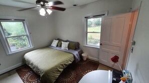 3 quartos, escrivaninha, ferros/tábuas de passar roupa