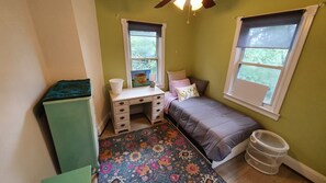 3 bedrooms, desk, iron/ironing board, free WiFi - Hilltop Hide-away, close to everything! (Takoma Park)