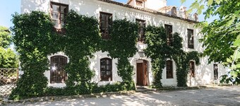 Charming rural house with swimming pool 3 km from the city of Granada. Parking