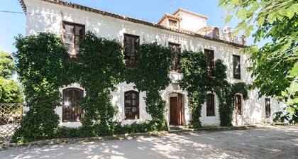 Charming rural house with swimming pool 3 km from the city of Granada. Parking