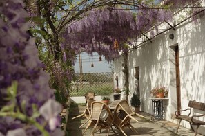 Outdoor dining - Charming rural house with swimming pool 3 km from the city of Granada. Parking (Camino Viejo de Cuéllar)