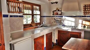 Een koelkast, een magnetron, een koffiezetapparaat/waterkoker