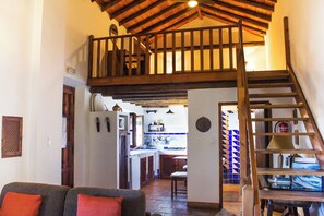 TV, fireplace, DVD player, books - Charming rural house with swimming pool 3 km from the city of Granada. Parking (Camino Viejo de Cuéllar)